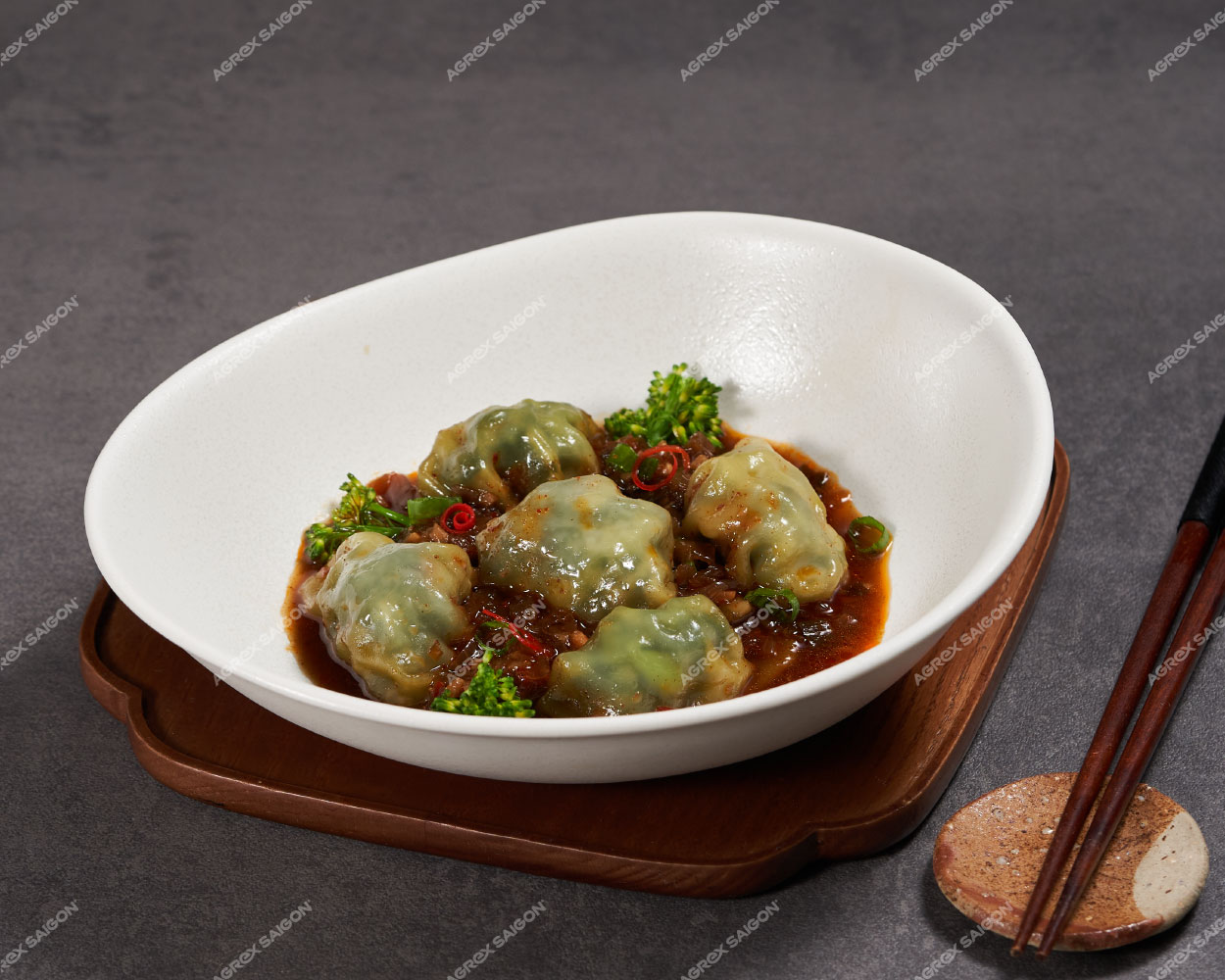 Vegetable dumpling with sichuan sauce